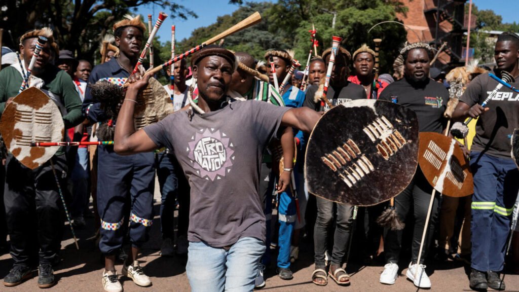 Sudáfrica enfrenta una ola de violencia xenófoba que provoca la salida de miles de migrantes africanos 2026 04 28t173408z 1361751459 rc28yka3d1qi rtrmadp 3 safrica protests