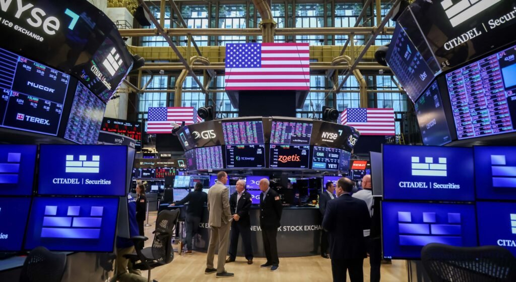 Mercados internacionales reaccionan con optimismo ante señales de diálogo entre Estados Unidos e Irán wall street